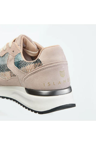 Islander Rosie Trainer